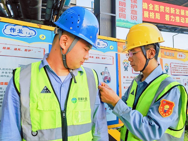 900多個(gè)安全臂章上崗啦！新疆天業(yè)天偉化工有限公司電石廠為職工配備“紅臂章”.jpeg